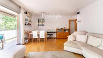 Living room of Flat for sale in Sant Cugat del Vallès  with Air Conditioner, Terrace and Swimming Pool