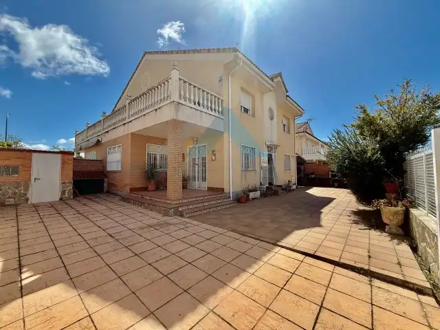 Vista exterior de Casa o chalet en venta en Los Santos de la Humosa con Aire acondicionado, Calefacción y Terraza