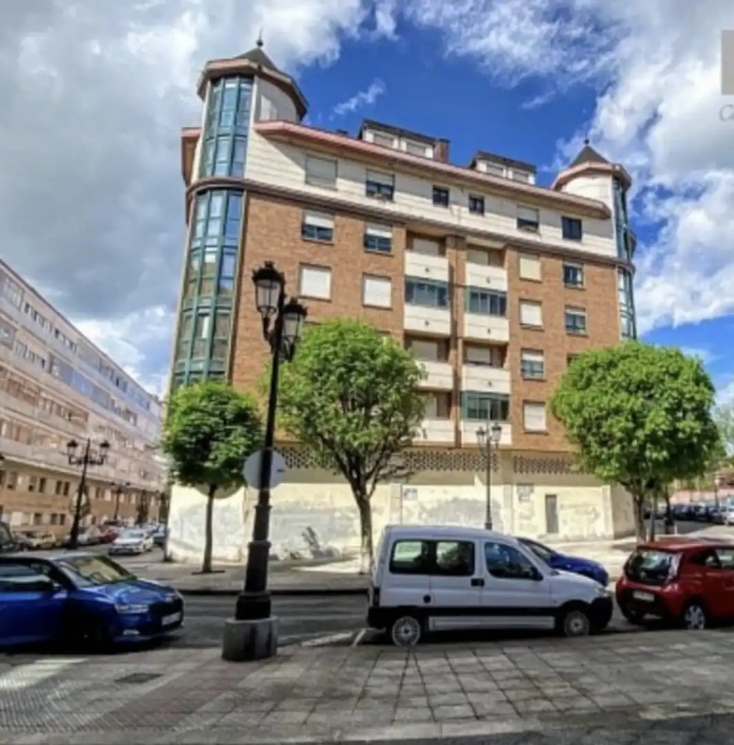 Local comercial en venta en Oviedo - Calle ARQUITECTO TIODA
