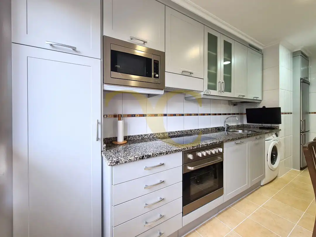 Cocina de Piso en venta en Gijón  con Calefacción, Jardín privado y Terraza