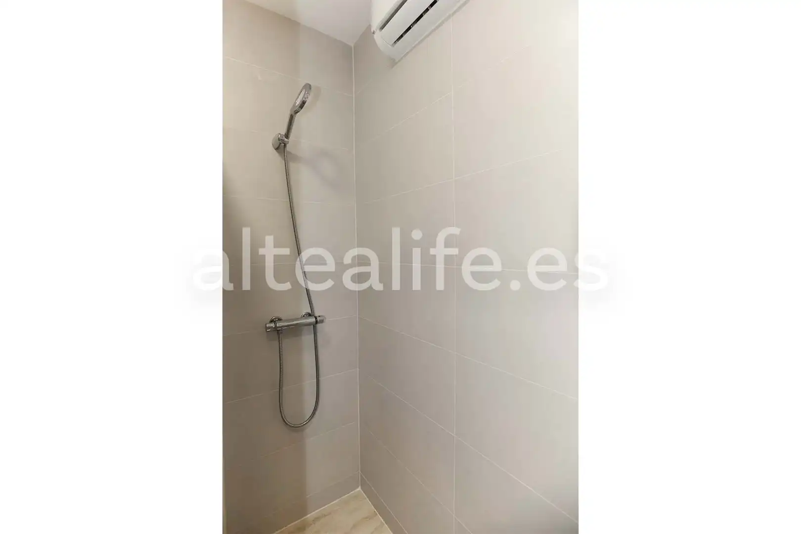 Bany de Casa o xalet en venda en La Nucia amb Aire condicionat, Jardí privat i Terrassa