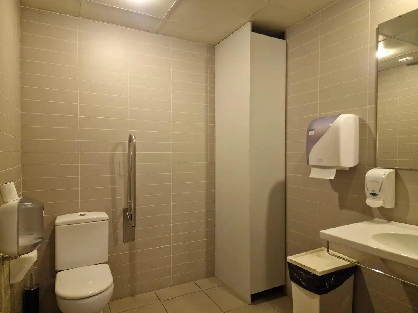 Baño de Local en venta en Sant Julià de Ramis con Aire acondicionado
