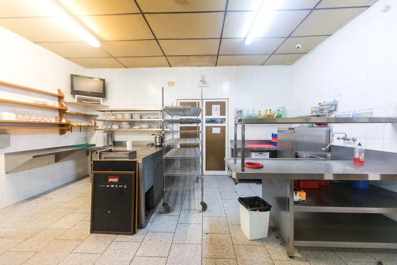 Cuina de Casa o xalet en venda en Cerdanyola del Vallès amb Calefacció, Jardí privat i Terrassa