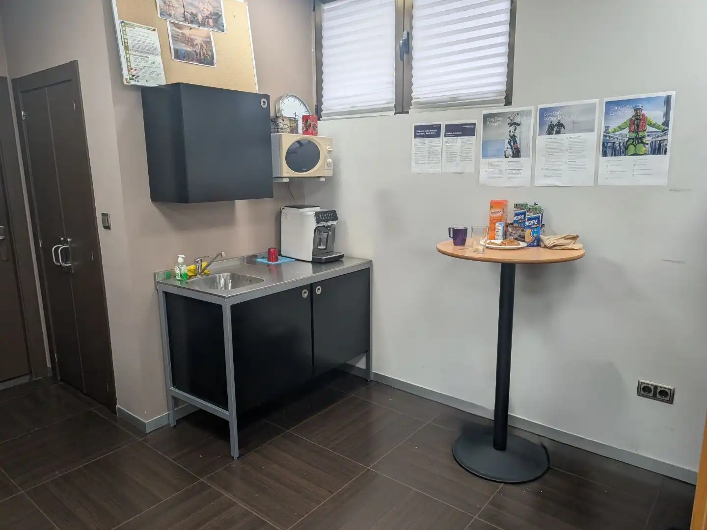 Cocina de Oficina de alquiler en Burgos con Aire acondicionado, Calefacción y Amueblado