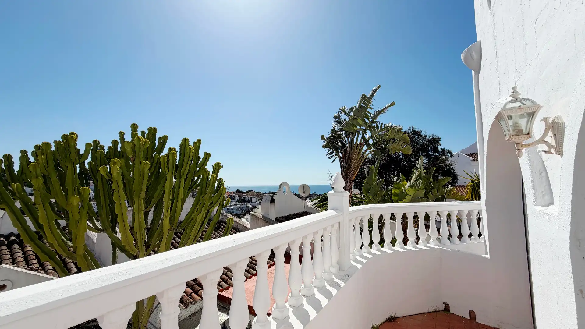 Vista exterior de Casa adosada en venda en Marbella amb Aire condicionat, Terrassa i Balcó