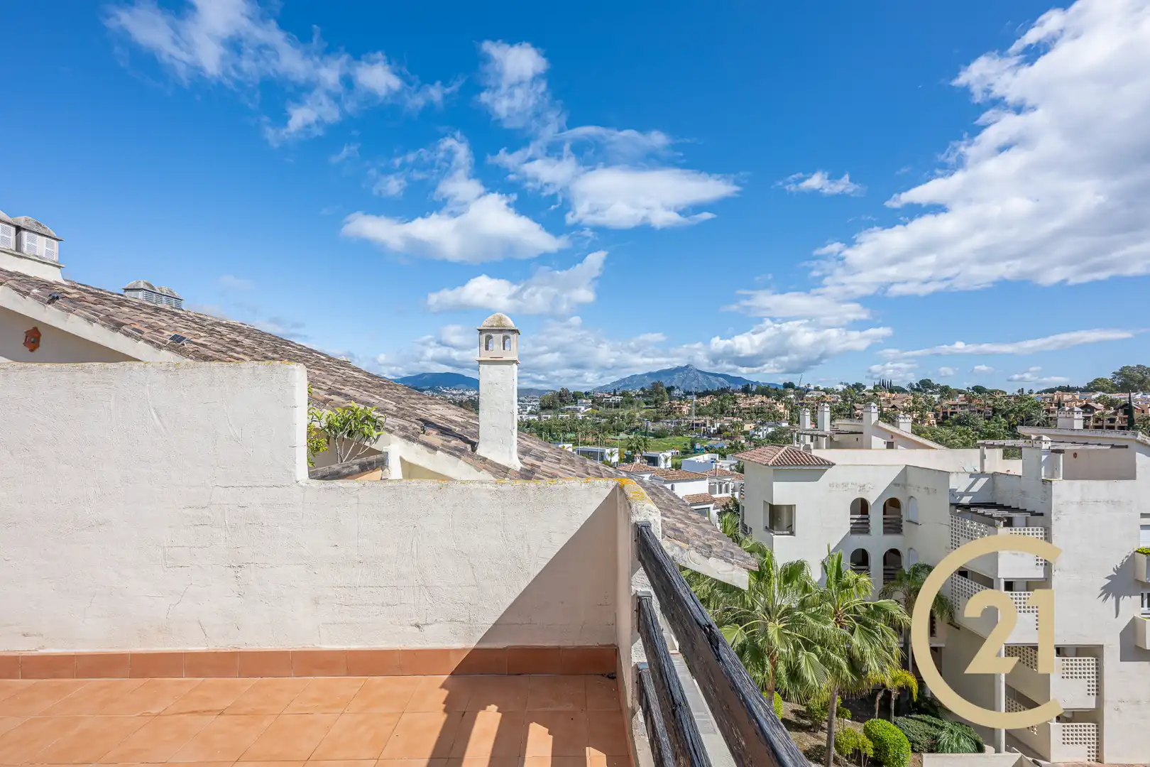 Vista exterior de Dúplex en venda en Estepona amb Aire condicionat, Terrassa i Moblat