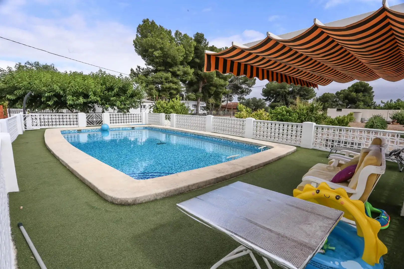 Piscina de Casa o xalet en venda en Elda amb Aire condicionat, Calefacció i Jardí privat