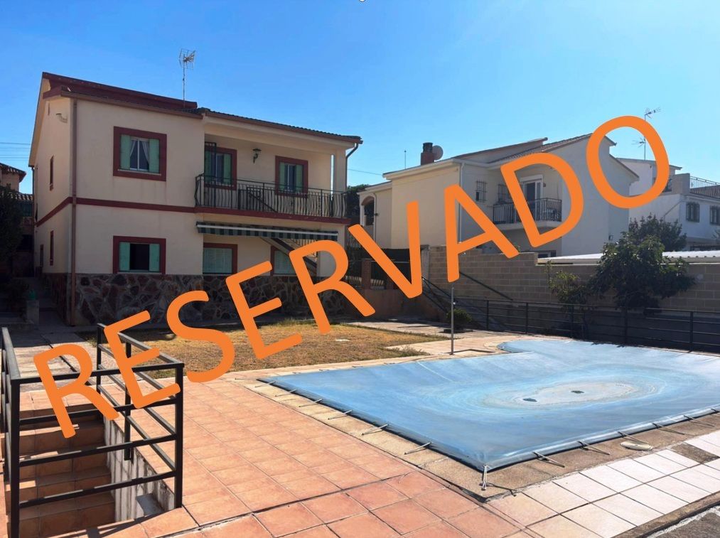 Exterior view of House or chalet for sale in Casarrubios del Monte  with Heating, Private garden and Terrace
