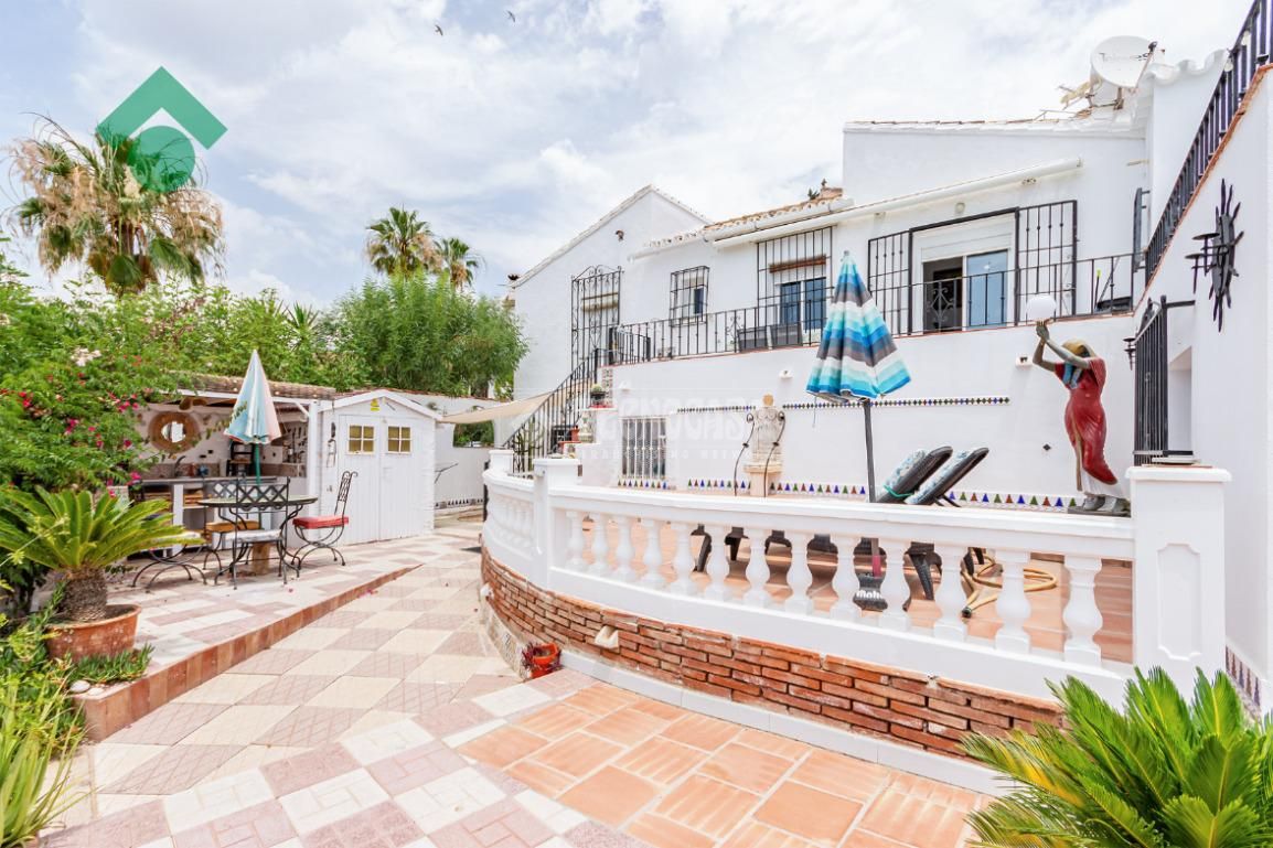 Exterior view of Single-family semi-detached for sale in Vélez-Málaga  with Air Conditioner, Terrace and Furnished