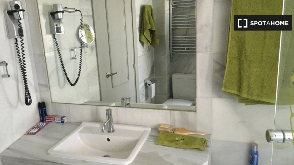 Bathroom of Flat to rent in  Madrid Capital  with Air Conditioner, Heating and Furnished
