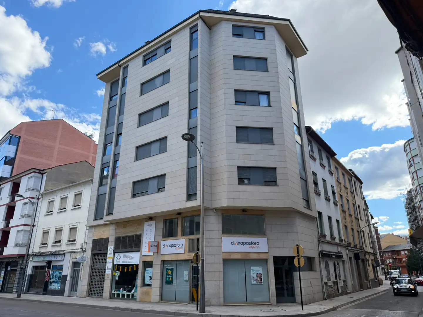 Vista exterior de Piso en venta en Ponferrada con Calefacción, Trastero y Amueblado