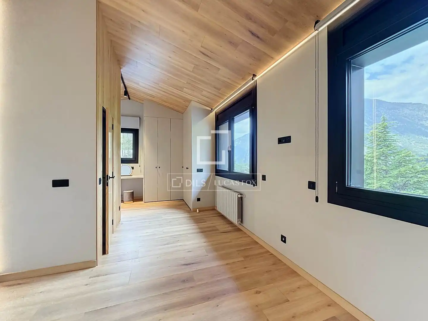 Dormitori de Casa o xalet en venda en Madrid amb Calefacció, Jardí privat i Parquet