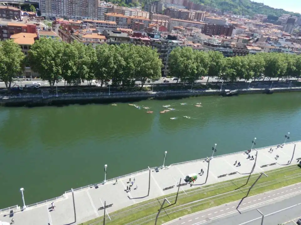 Vista exterior de Pis de lloguer en Bilbao  amb Calefacció, Terrassa i Forn