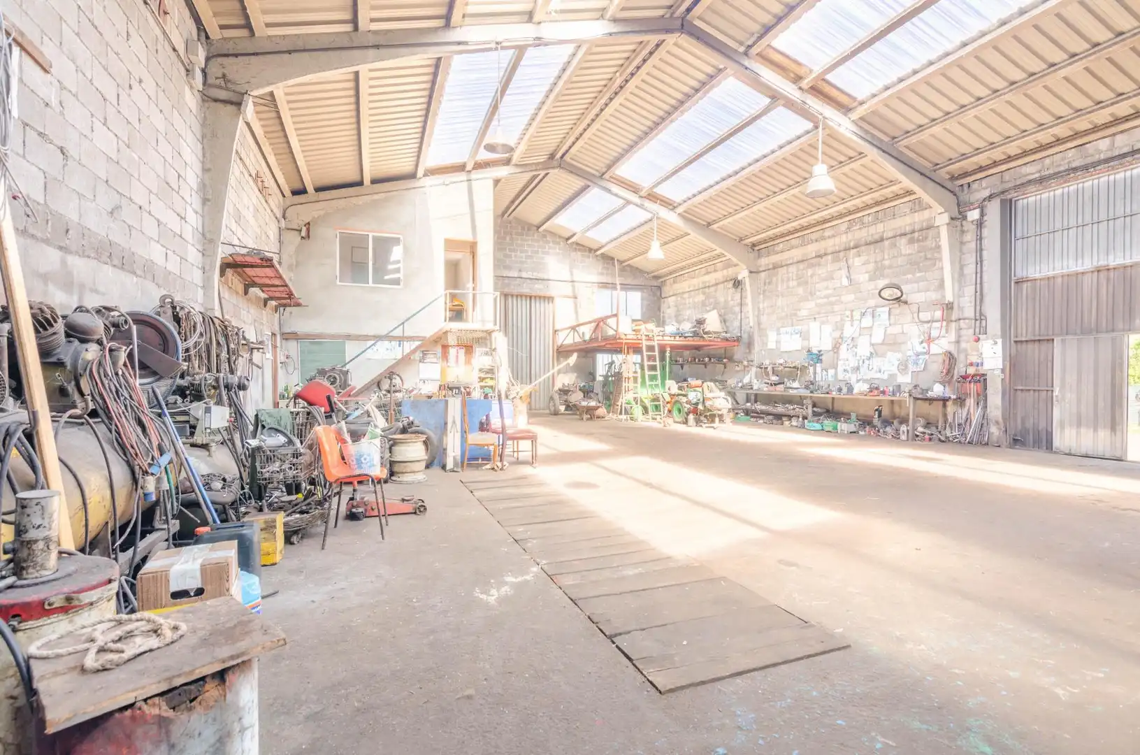 Außenansicht von Fabrikhallen zum Verkauf in Carreño