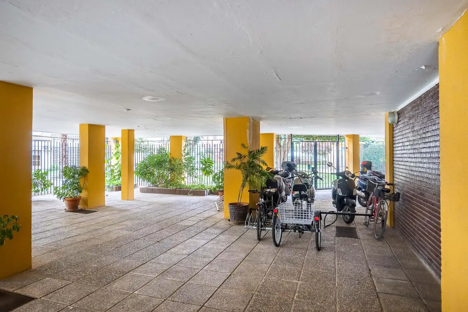 Wohnung zum Verkauf in Sevilla mit Klimaanlage, Privatgarten und Terrasse
