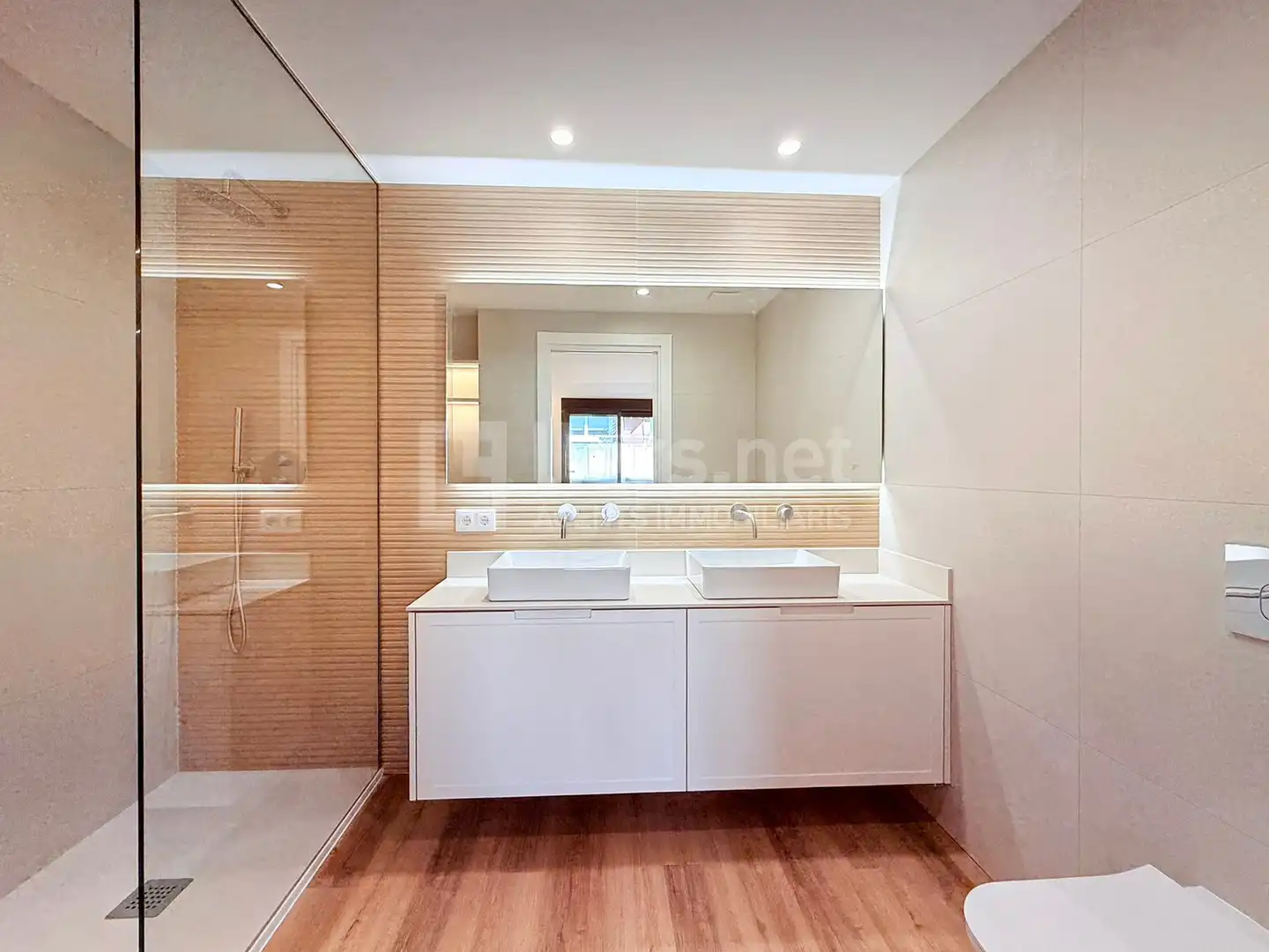 Badezimmer von Wohnung zum Verkauf in Vilanova i la Geltrú mit Klimaanlage, Parkett und Terrasse