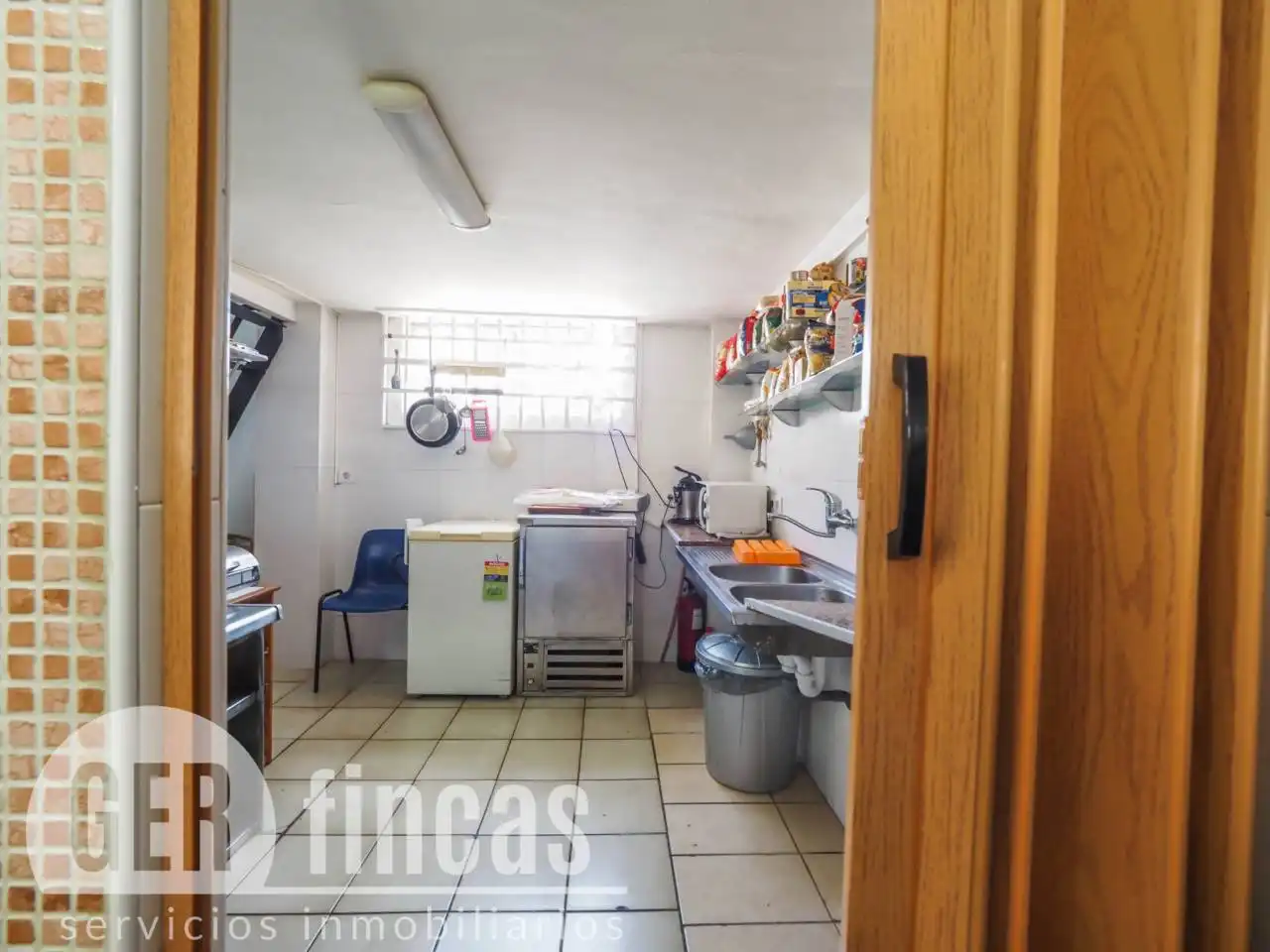 Cuina de Local en venda en Terrassa amb Aire condicionat