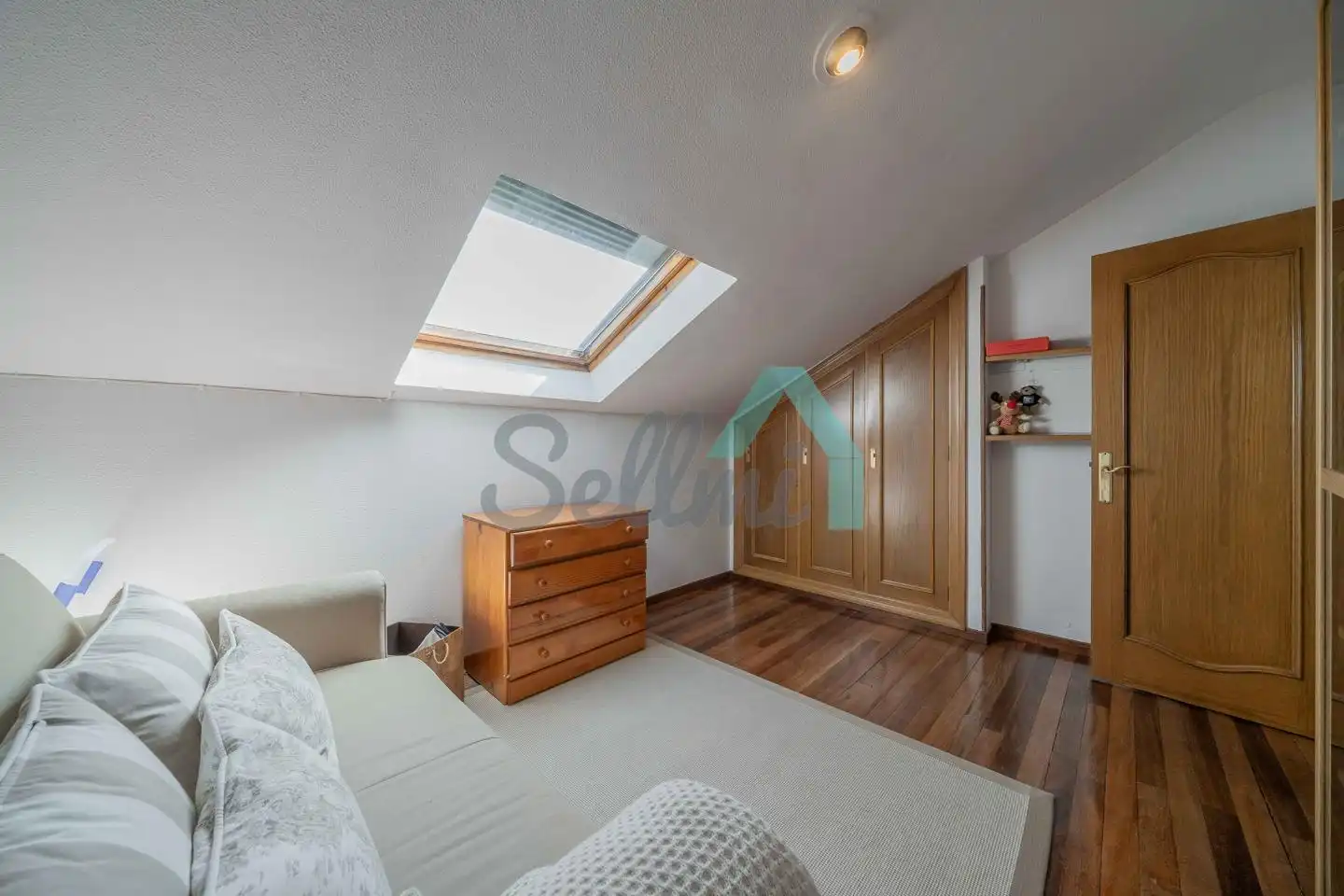 Dormitori de Casa o xalet en venda en Oviedo  amb Calefacció, Jardí privat i Parquet
