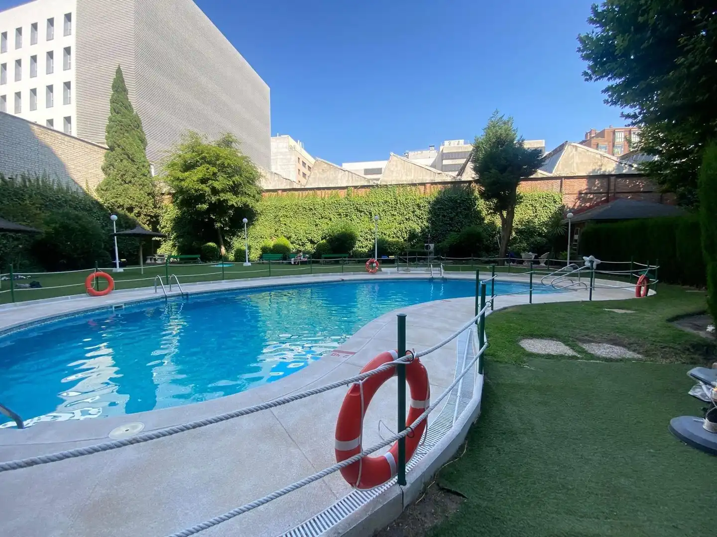 Swimming pool of Flat for rent in Madrid  with Air Conditioner, Heating and Private garden