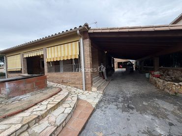 Casa amb jardí en venda a Calle Oriente