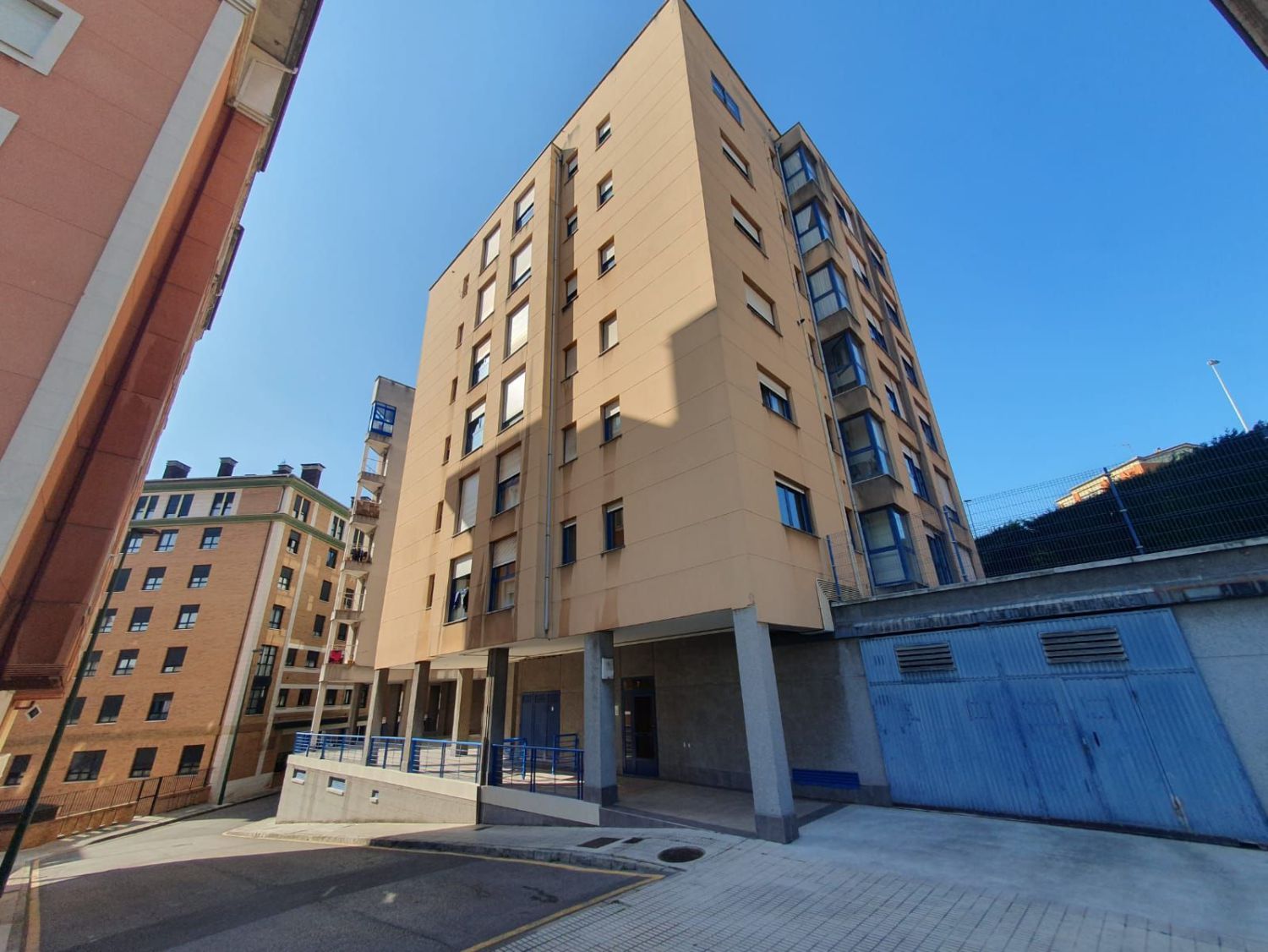 Vista exterior de Pis en venda en Avilés amb Calefacció i Traster