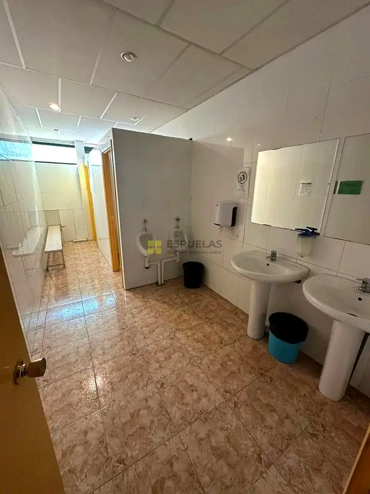 Badezimmer von Fabrikhallen zum Verkauf in Quel