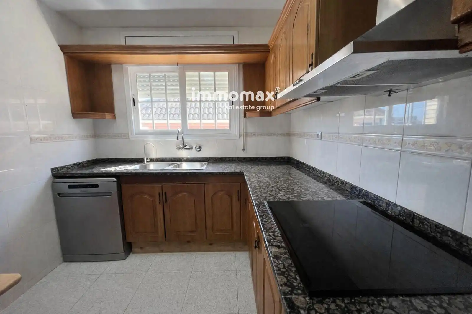 Cuina de Casa o xalet en venda en Vilanova i la Geltrú amb Aire condicionat, Calefacció i Jardí privat
