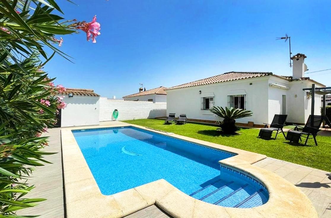 Piscina de Casa o xalet en venda en Chiclana de la Frontera amb Aire condicionat, Jardí privat i Traster