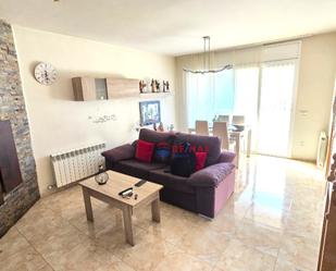 Sala d'estar de Casa adosada en venda en Olot amb Calefacció, Jardí privat i Terrassa