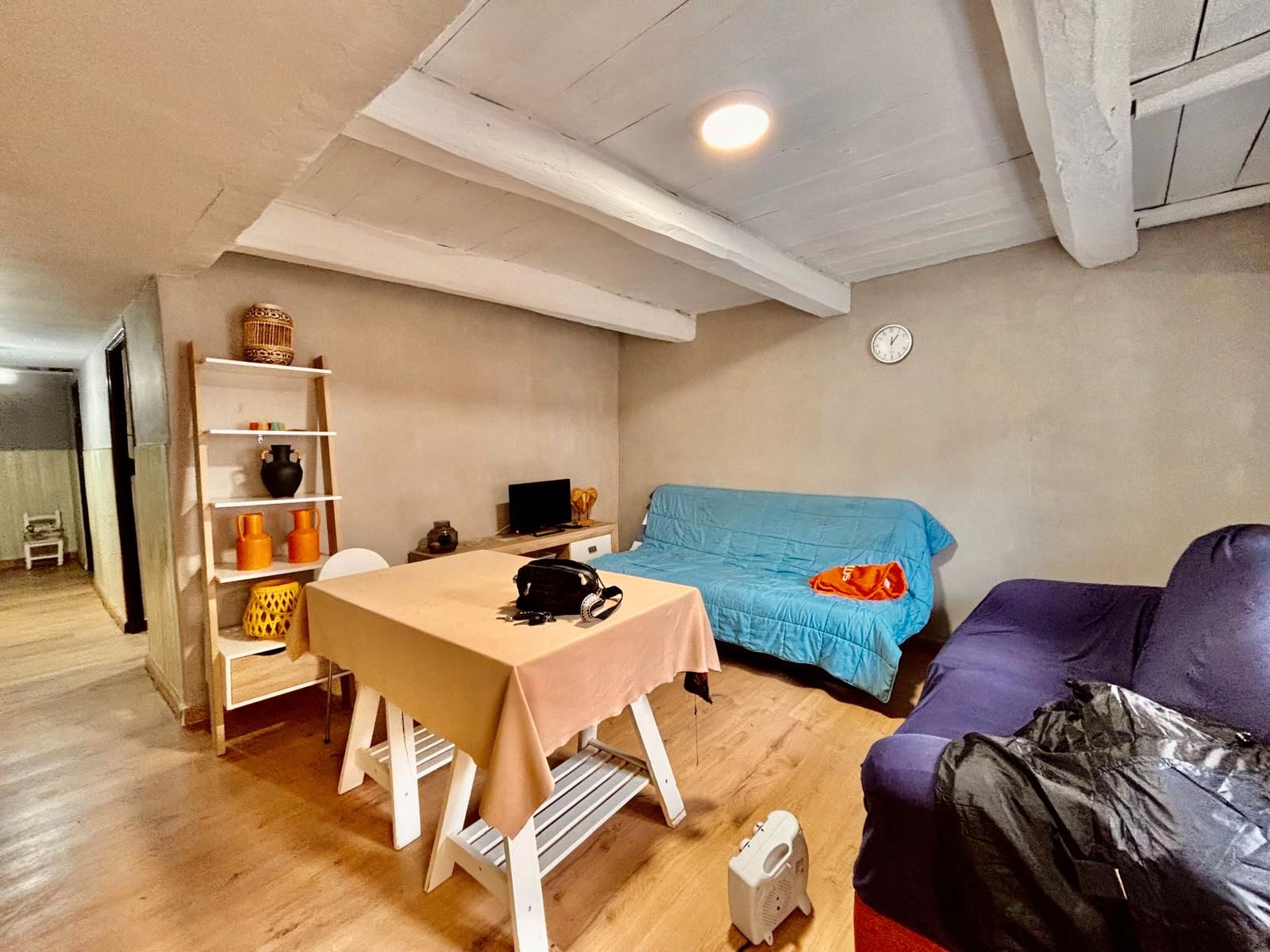 Sala d'estar de Finca rústica en venda en Roperuelos del Páramo amb Parquet i Moblat