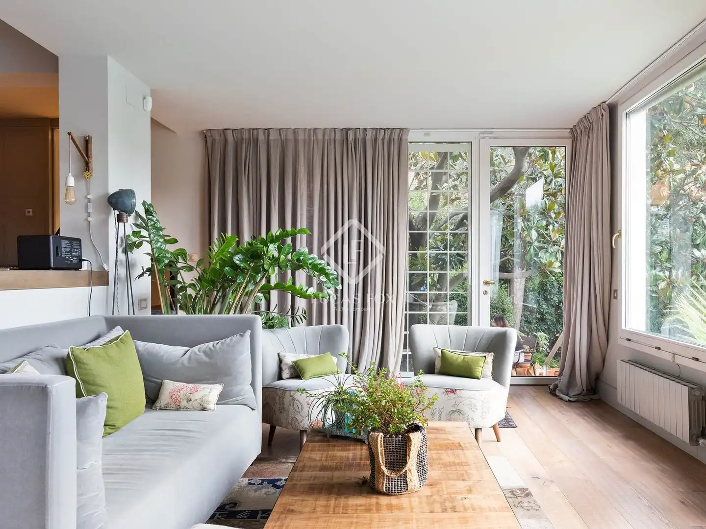 Living room of Houses for sale in Sant Cugat del Vallès  with Air Conditioner, Private garden and Storage room