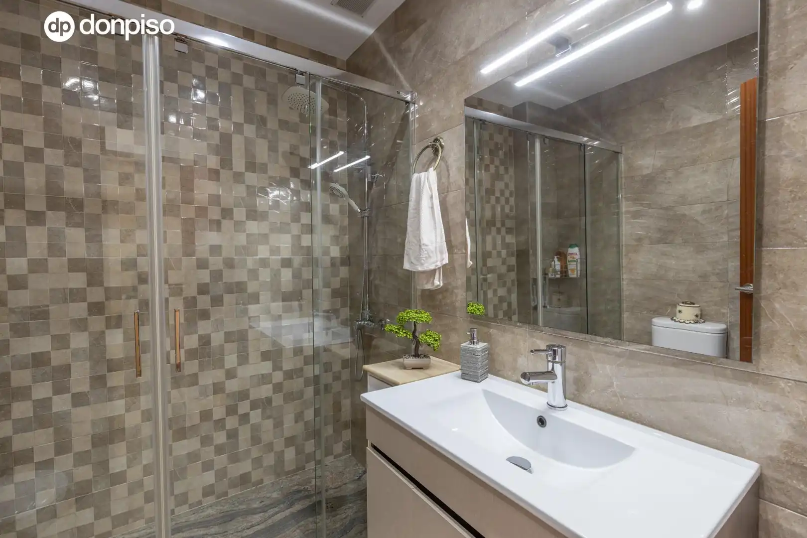 Badezimmer von Einfamilien-Reihenhaus zum Verkauf in Armilla mit Heizung