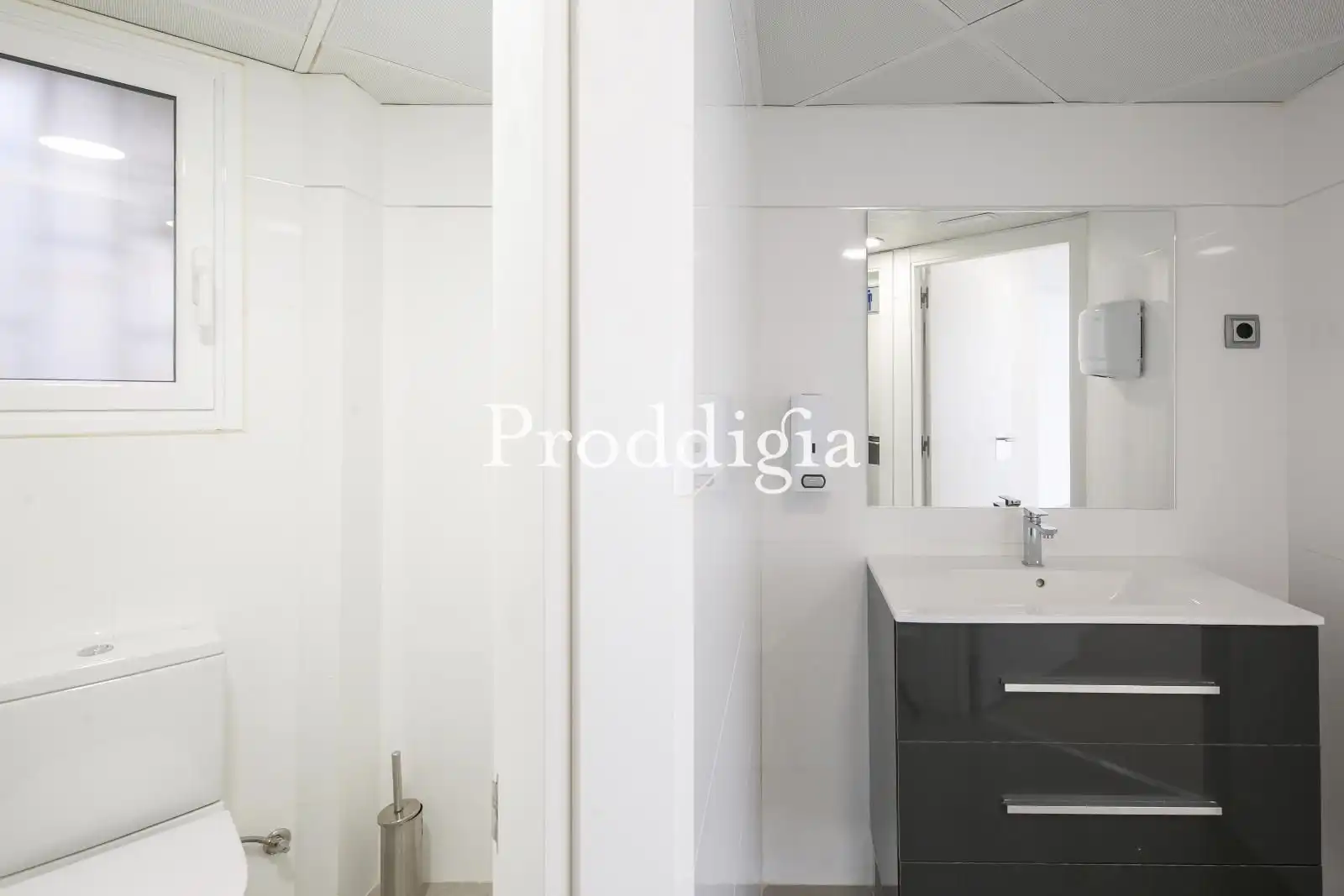 Baño de Oficina de alquiler en Barcelona con Aire acondicionado, Calefacción y Terraza