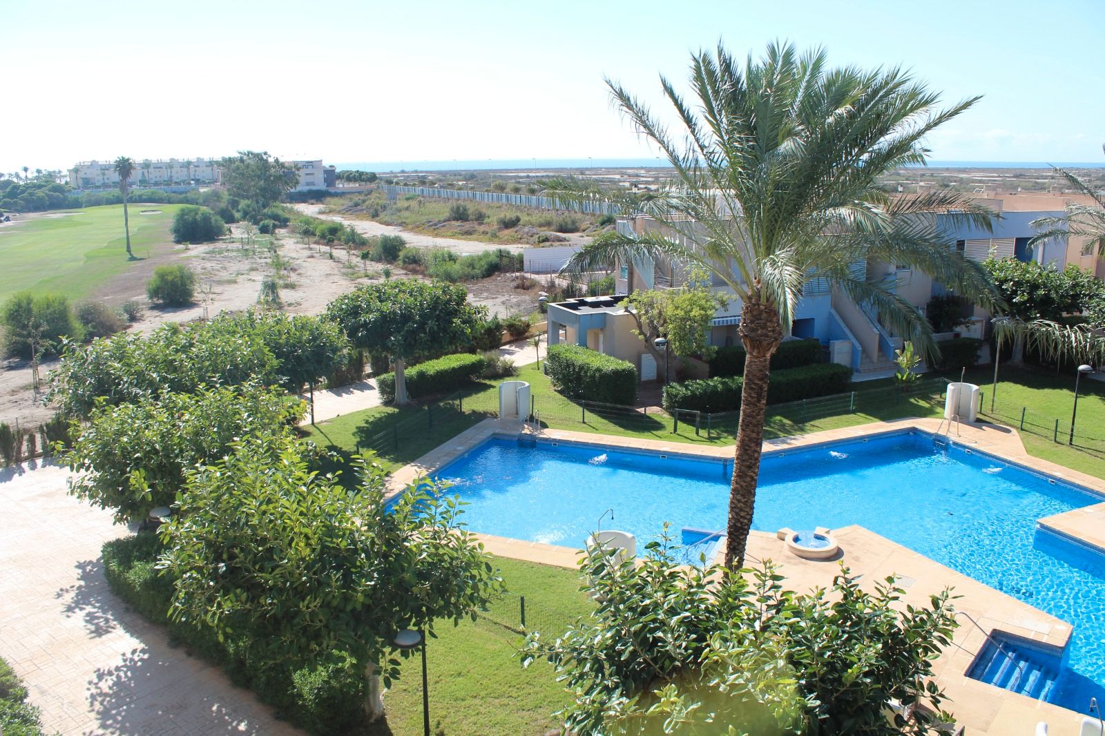 Piscina de Àtic en venda en Roquetas de Mar amb Jardí privat, Terrassa i Moblat