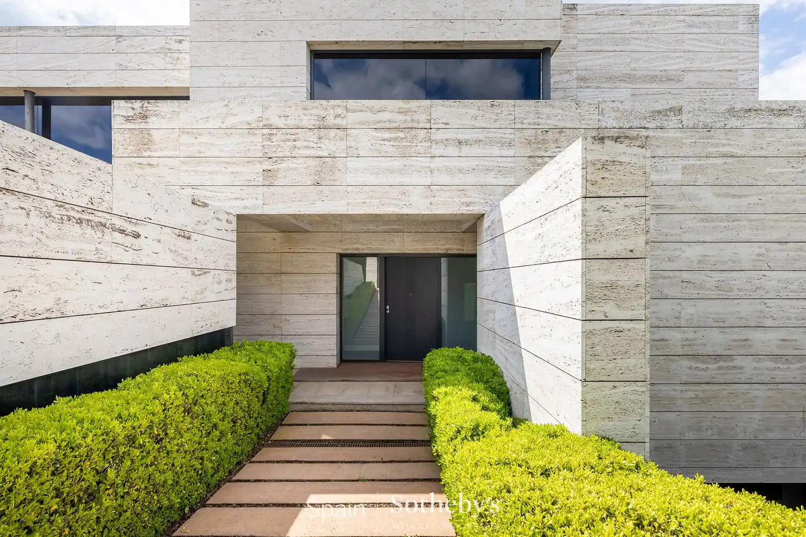 Vista exterior de Casa o xalet de lloguer en Pozuelo de Alarcón amb Aire condicionat, Jardí privat i Terrassa