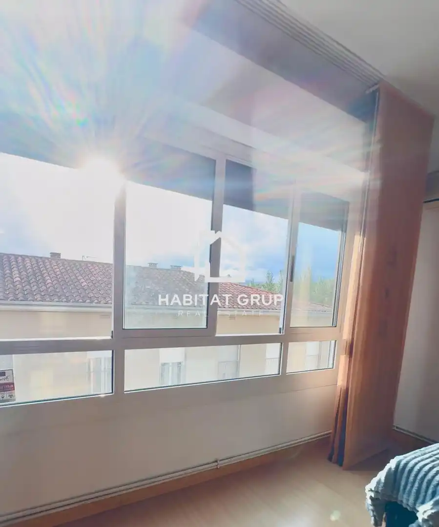 Außenansicht von Wohnung zum Verkauf in Salt mit Klimaanlage und Heizung