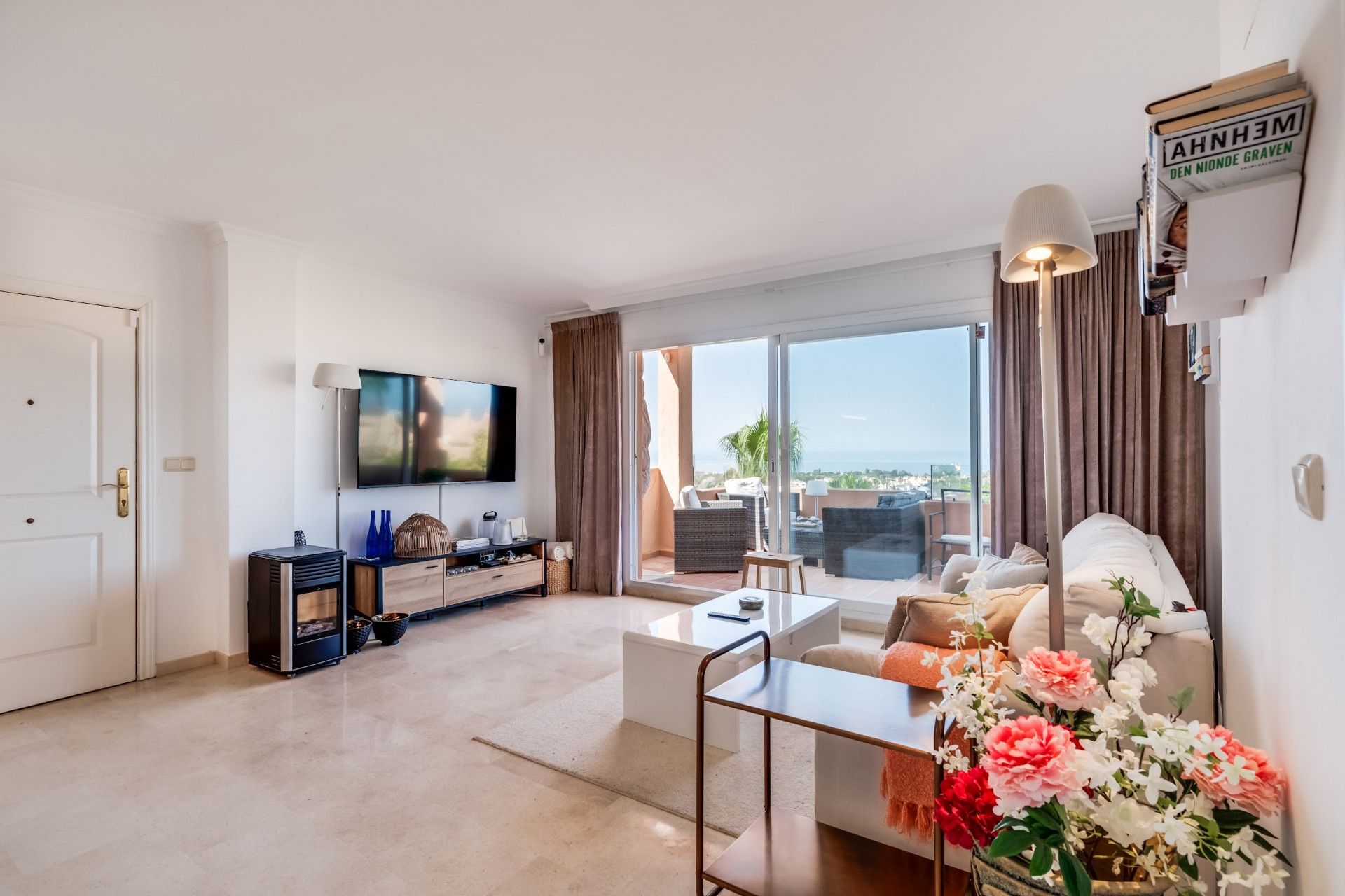 Sala d'estar de Àtic en venda en Marbella amb Aire condicionat, Terrassa i Piscina