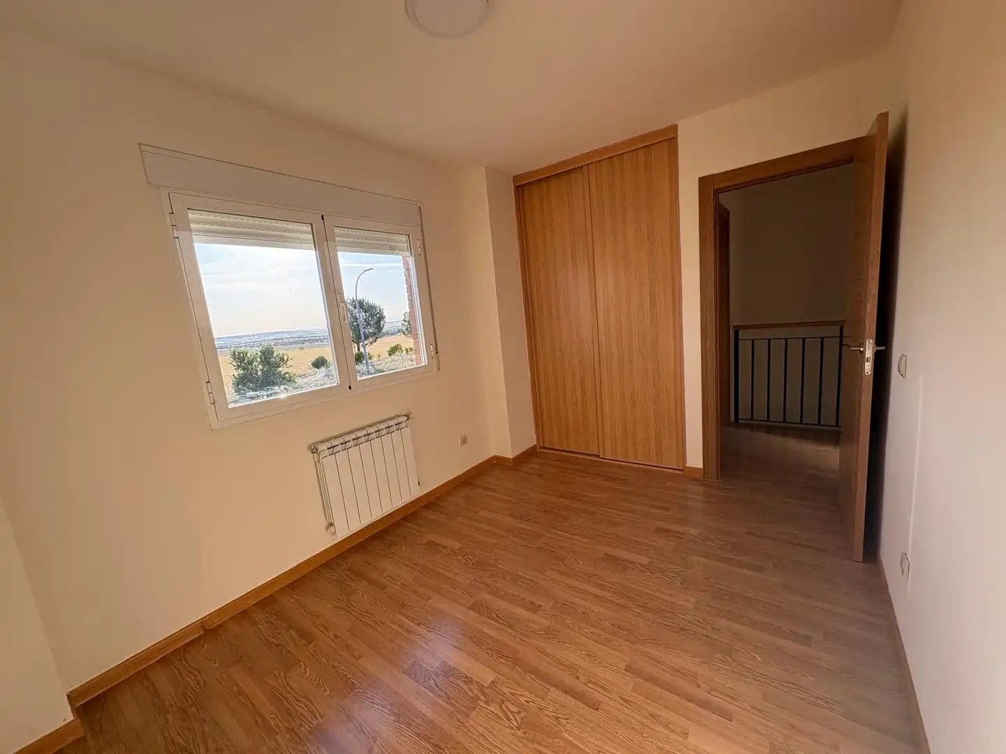 Dormitori de Casa o xalet en venda en Torres de la Alameda amb Aire condicionat, Calefacció i Jardí privat