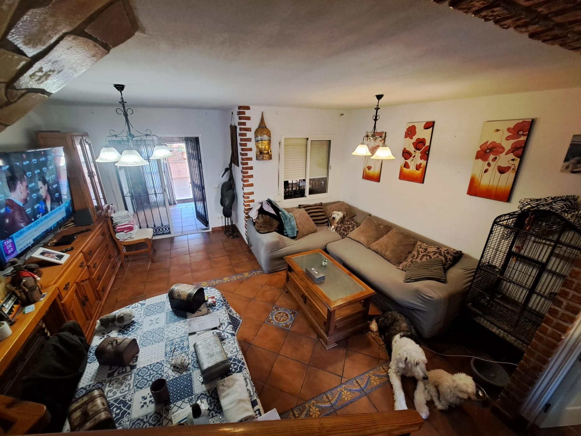 Sala d'estar de Casa adosada en venda en Algeciras amb Jardí privat, Terrassa i Piscina comunitària