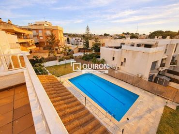 Adossat amb piscina en venda a Segur de Calafell