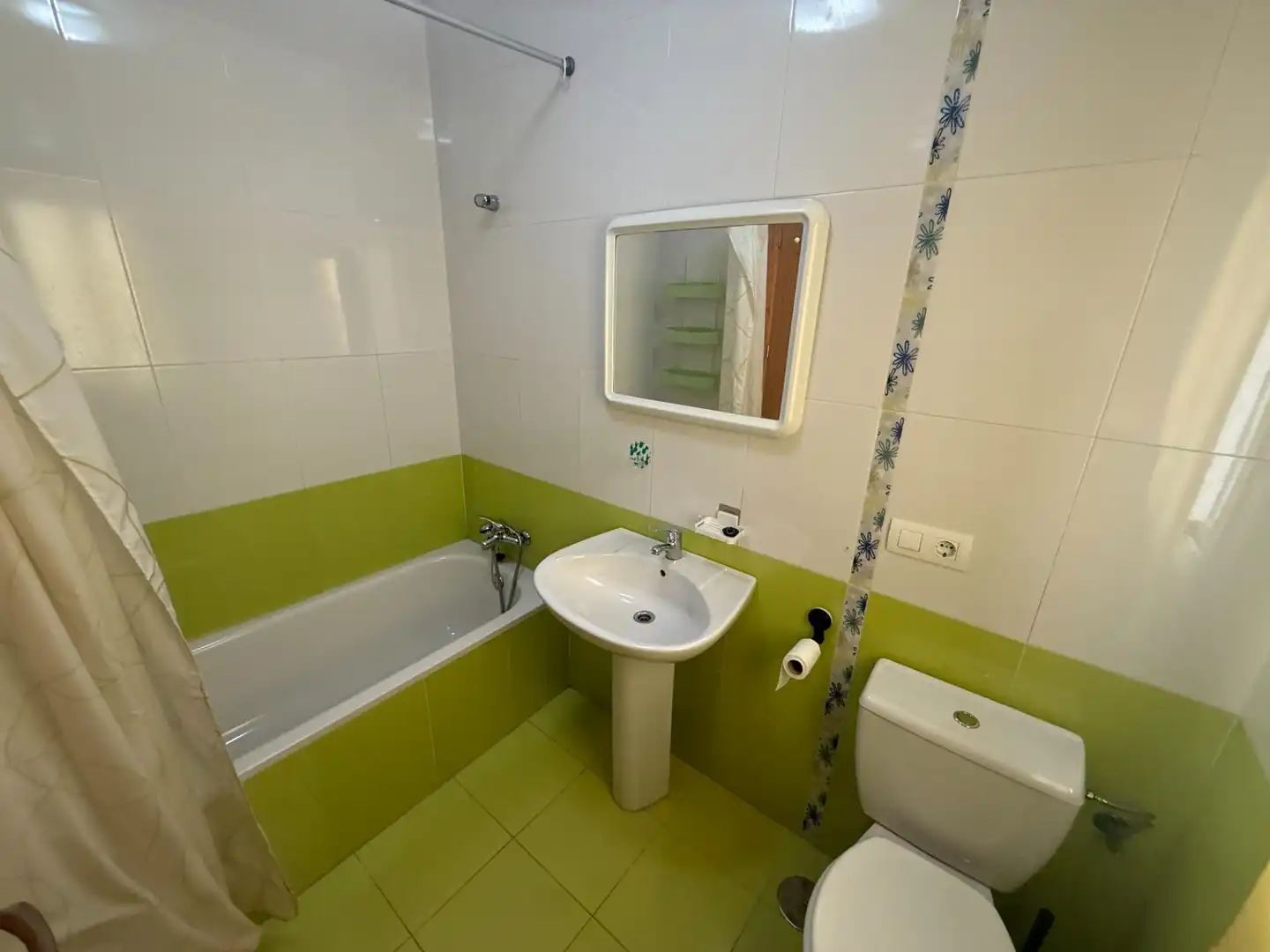 Badezimmer von Wohnung zum Verkauf in Almería mit Klimaanlage, Möbliert und Balkon