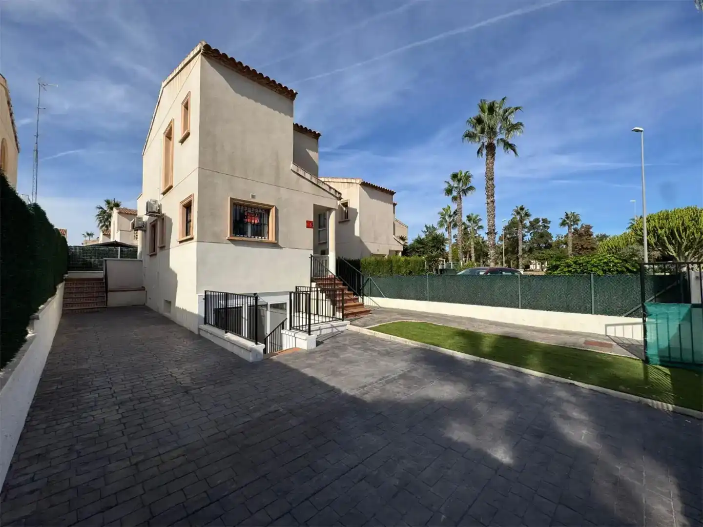 Vista exterior de Casa o xalet de lloguer en Guardamar del Segura amb Aire condicionat, Piscina i Balcó