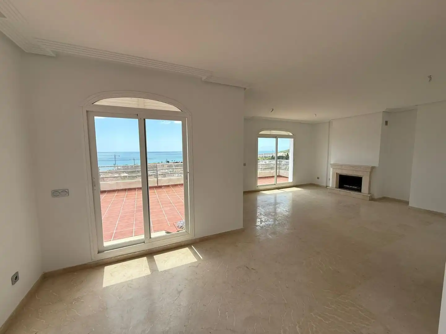 Sala de estar de Ático en venta en Manilva con Calefacción, Terraza y Trastero