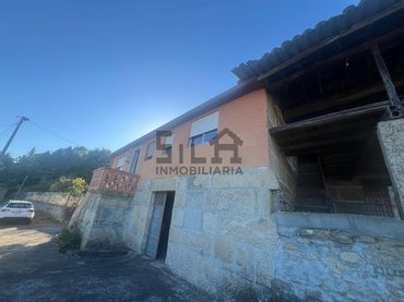 Casa rústica amb jardí en venda a LG. LISTANCO