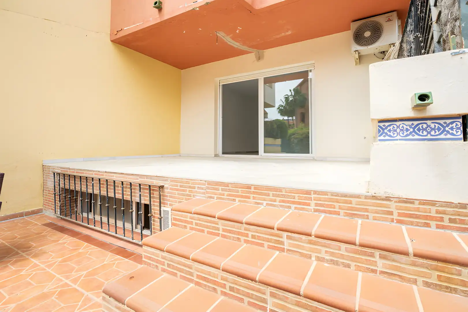 Terrasse von Einfamilien-Reihenhaus zum Verkauf in Estepona mit Klimaanlage, Privatgarten und Terrasse