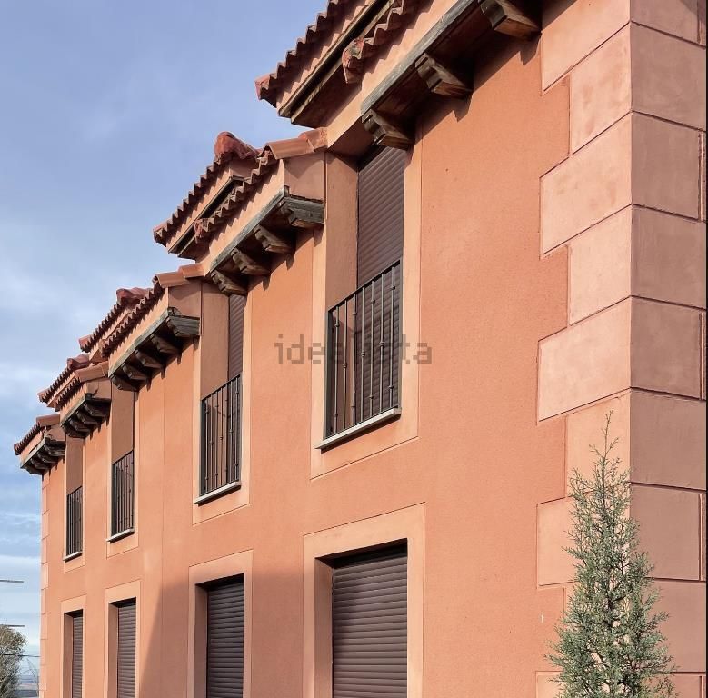 Vista exterior de Casa adosada en venda en Otero de Herreros amb Aire condicionat, Calefacció i Jardí privat