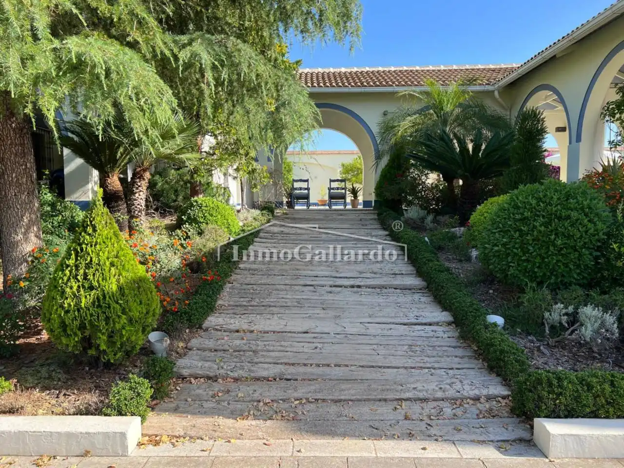 Garden of Buildings for sale in Lucena