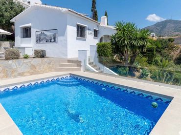 Detached house with pool for sale in Torreblanca del Sol