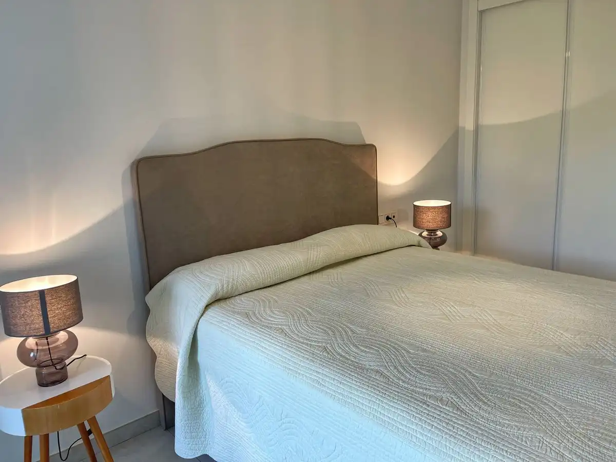 Schlafzimmer von Wohnung zur Miete in Benahavís mit Klimaanlage, Terrasse und Möbliert