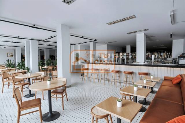 Local comercial en Alquiler en Avenida de Hernán Cortés en Casco Antiguo